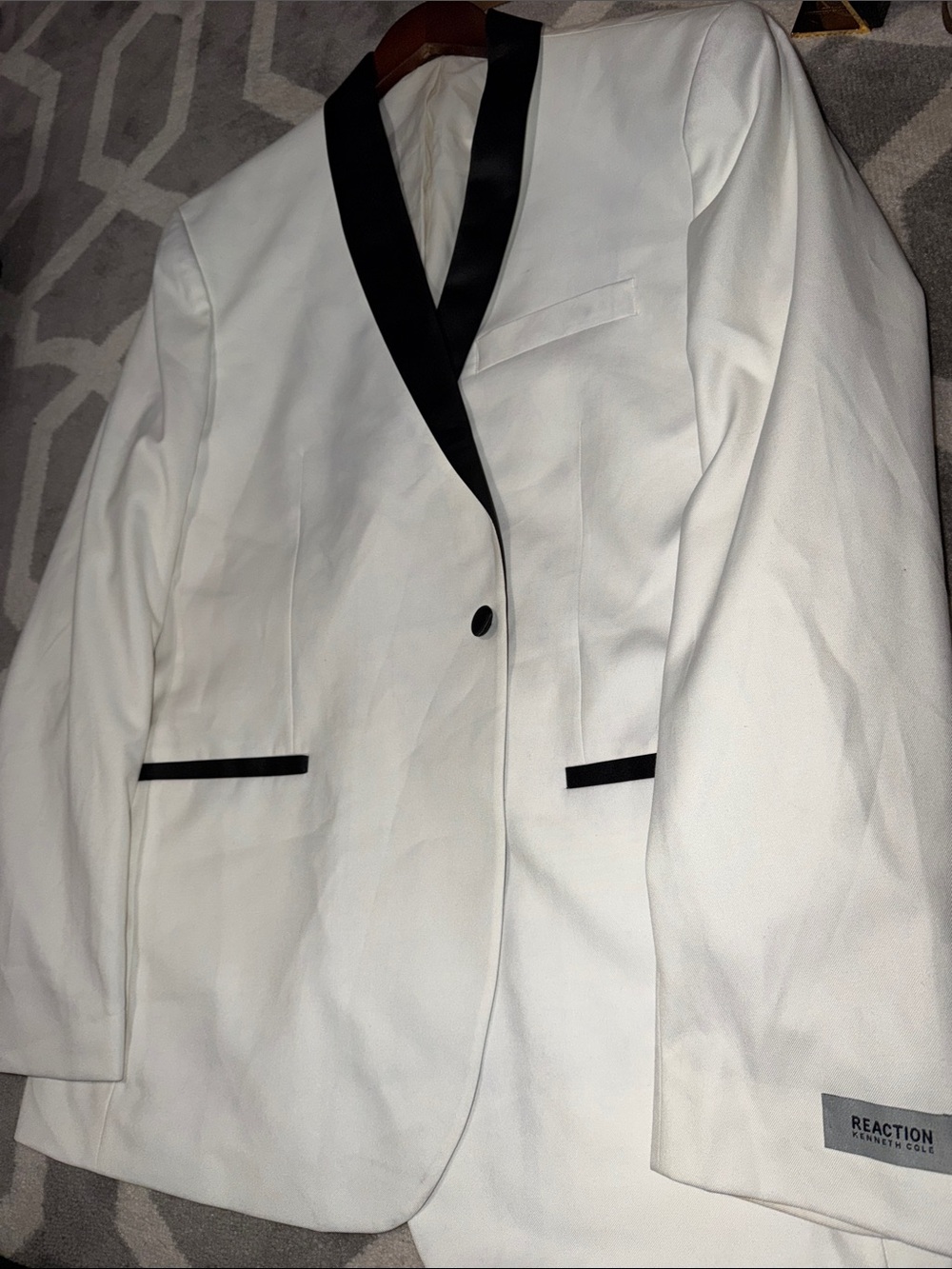 Men’s 46L white & black dinner jacket / NEW
